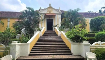 பலசியோ டோ டியோ - Opposite Holy Cross