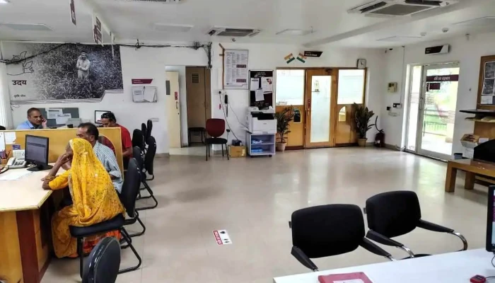 Axis Bank Branch - Shopping Cluster