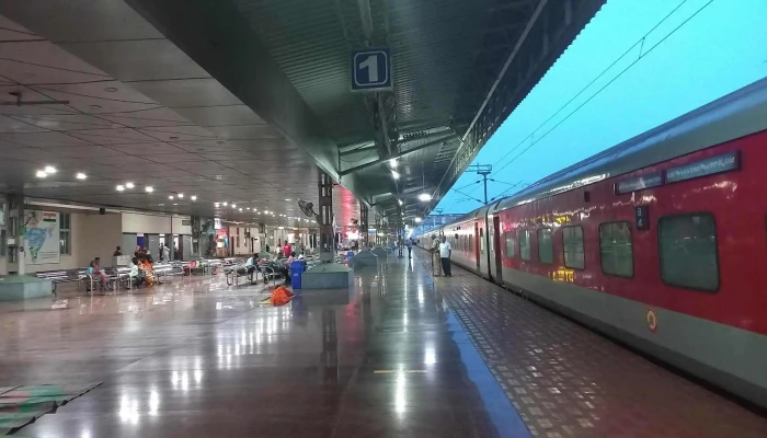 Guntakal railway station outskirts - Road